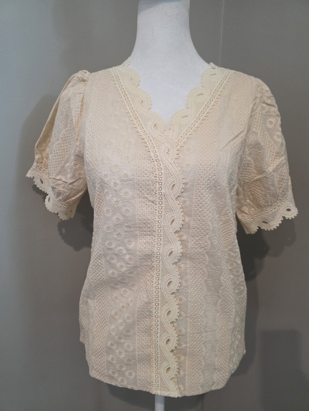 NWOT Butter Cream Embroidered/Eyelet Blouse, S/M